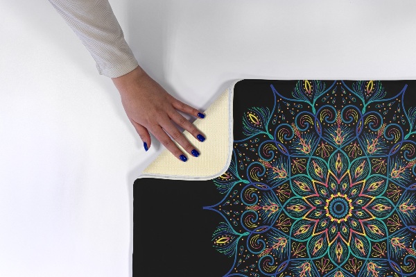 Vloerkleed Gekleurde mandala op zwarte achtergrond