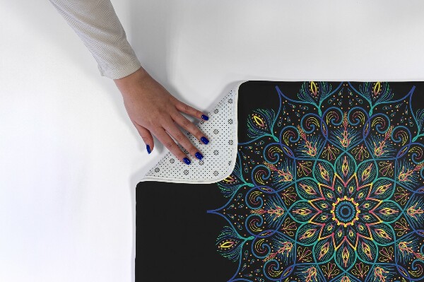 Vloerkleed Gekleurde mandala op zwarte achtergrond
