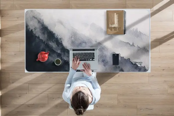 Bureau onderlegger Bergen in de mist