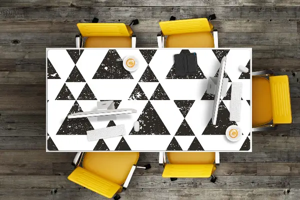 Bureau mat Zwart -witte driehoeken