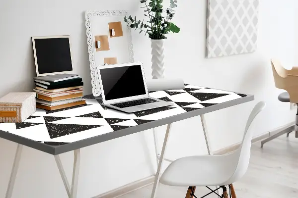Bureau mat Zwart -witte driehoeken