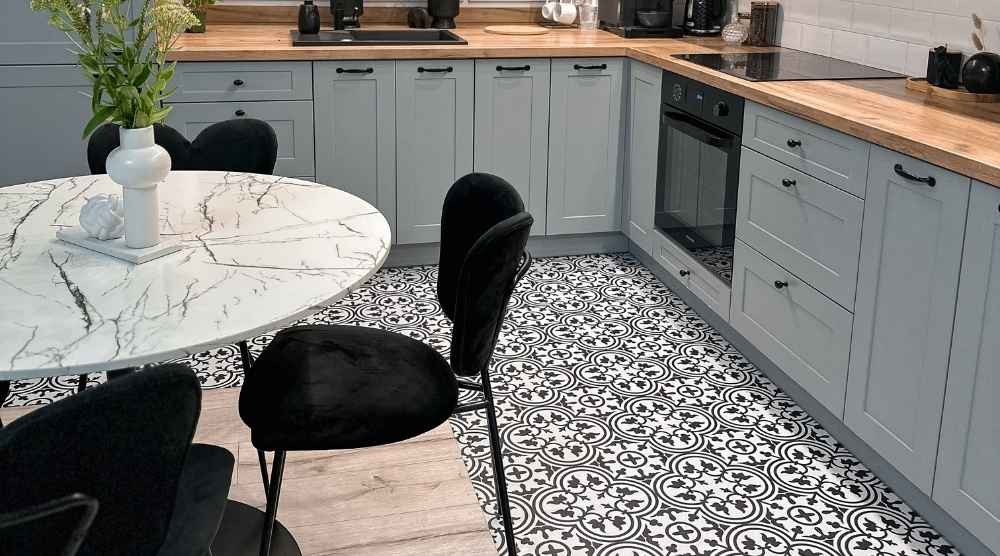 Hoe oude tegels te bedekken