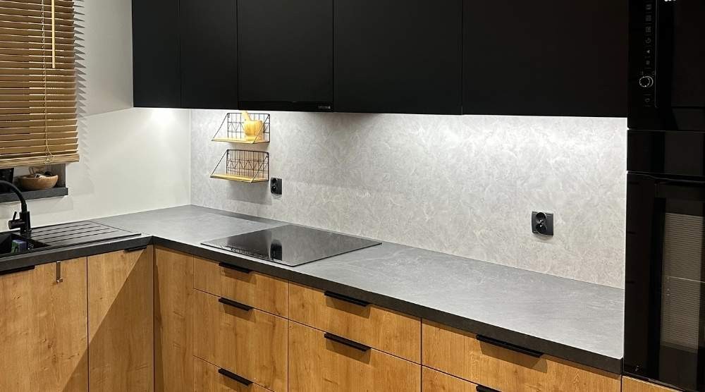 Zijn zelfklevende panelen geschikt voor de keuken?