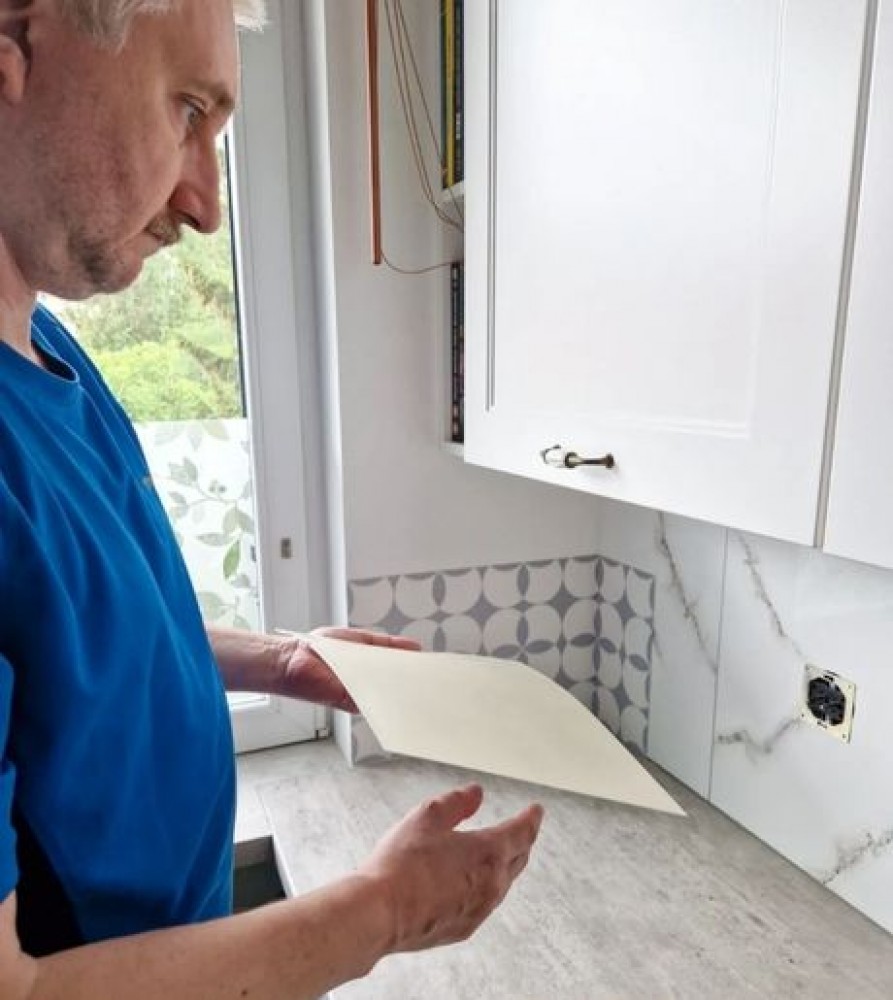 Installatie van zelfklevende vinyltegels